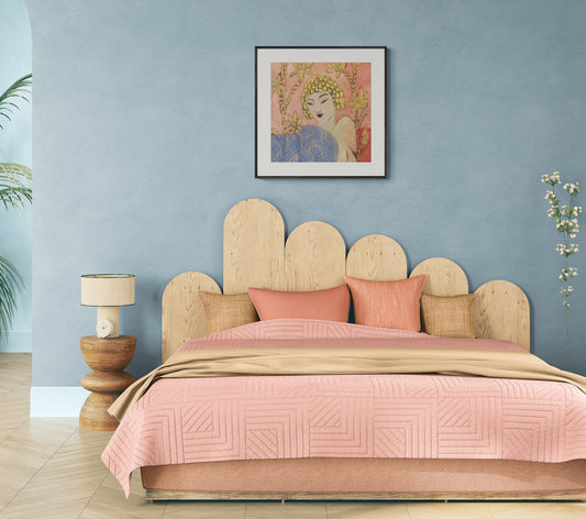 "Tunne rakkaus" -taidejuliste sisustuksessa - kultainen päähine, japanilaistyylinen nainen, merenaaltojen ja kultaisten kasvien keskellä. Eteerinen teos 70x70cm neliökehyksessä.