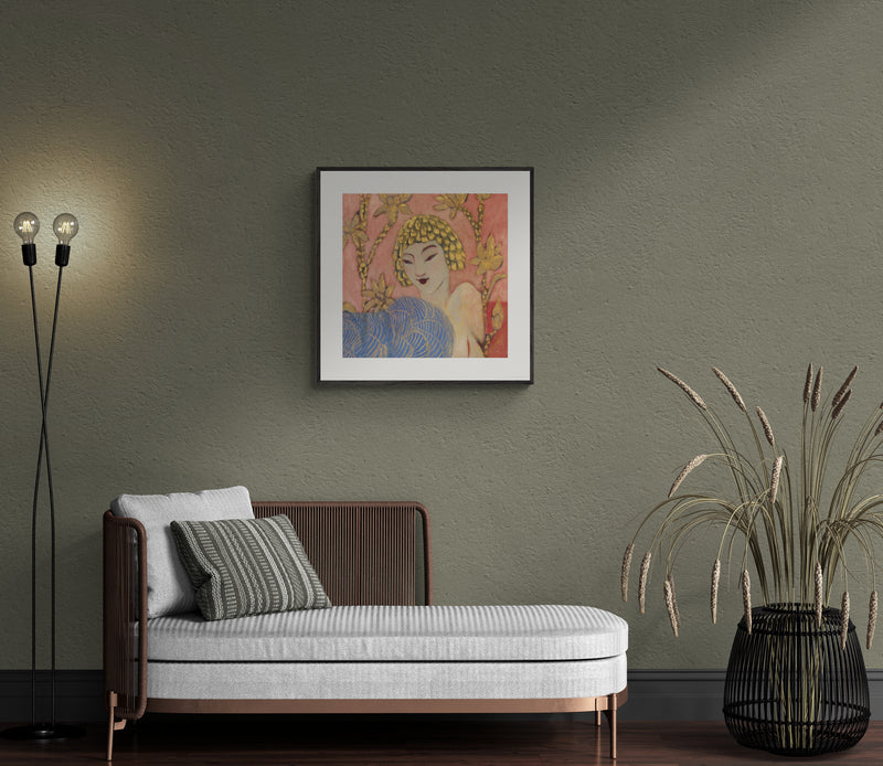 "Tunne rakkaus" -taidejuliste sisustuksessa - kultainen päähine, japanilaistyylinen nainen, merenaaltojen ja kultaisten kasvien keskellä. Eteerinen teos 70x70cm neliökehyksessä.