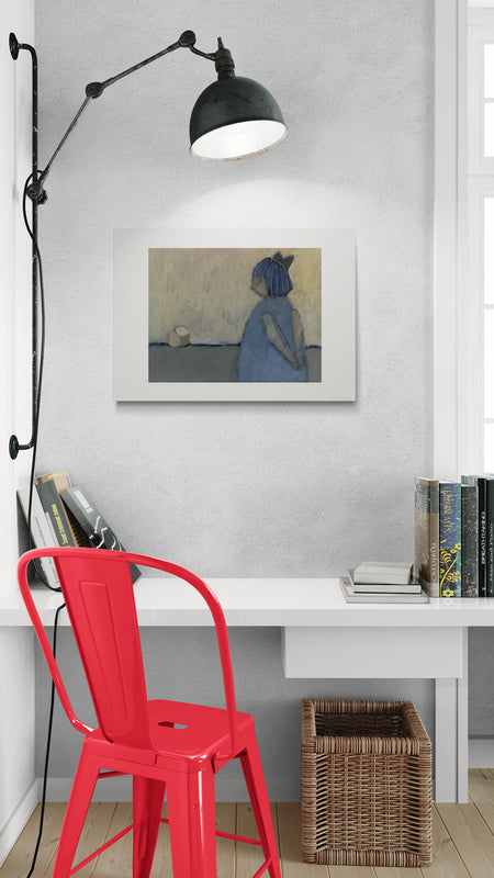 "Koti" -taidejuliste sisustuksessa - sinimekkoinen tyttö ja vanha talo horisontissa, harmaat sävyt, mietteliäs tunnelma. Kodin merkitys 50x70cm.