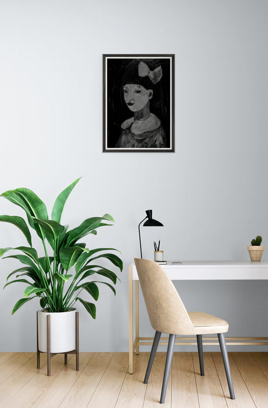 "Mustavalkoinen taidejuliste pienestä tytöstä rusettipäässä, joka katsoo mietteliäästi sivulle. Feministinen teos nimeltä 'Minne matka, Pieni Päivänsäde?' mustassa kehyksessä."