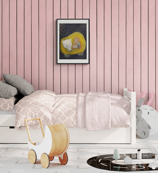 "Karhun pesä" -taidejuliste sisustuksessa - iso karhu kannattelee pientä tyttöä, turvan symboli. Kehystetty 50x70cm musta mäntykehys.