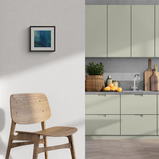 "Metsän syli" -taidejuliste sisustuksessa - sinivihreä akvarelli, kuultavat sävyt, abstrakti metsätunnelma. Pehmeä sammalmatonkaltainen teos 30x30cm neliökehyksessä.